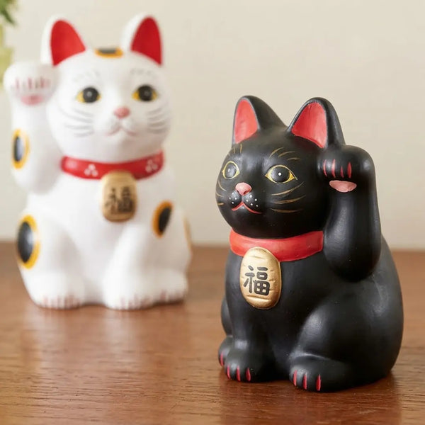 Figurine en céramique japonaise Maneki Neko Lucky Cat faite à la main noire 8 cm