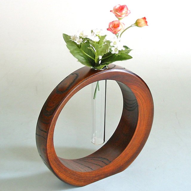 Isuke-Lacquered-Wooden-Flower-Vase-Crescent-Moon-Large-Size-1-2023-11-07T07:10:27.184Z.jpg