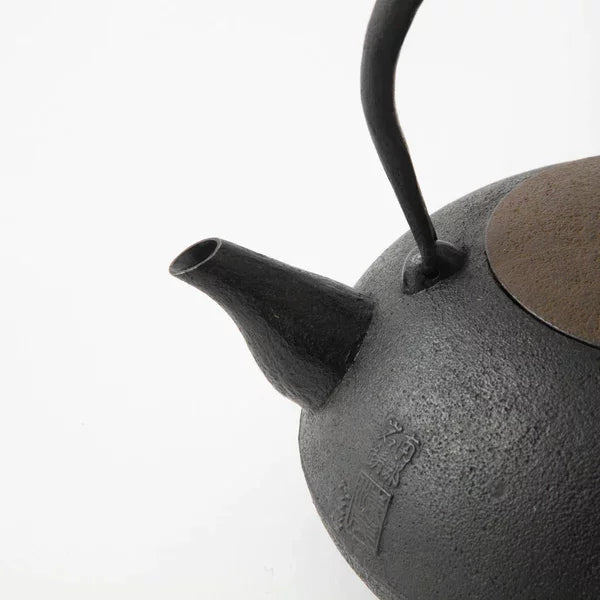 Iwachu-Handcrafted-Tetsubin-Induction-Cast-Iron-Kettle-1-3L-4-2024-05-29T03:33:38.839Z.webp