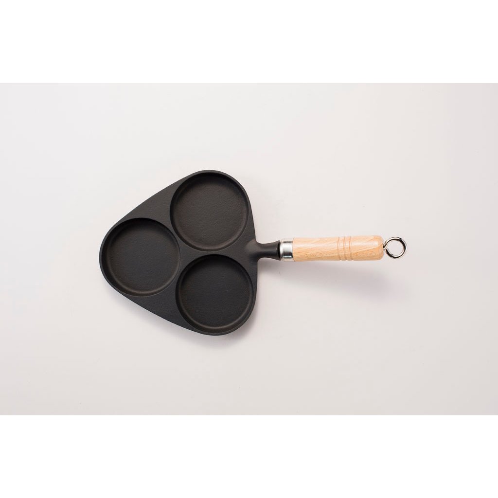 Iwachu-Wooden-Handle-Egg-Frying-Pan-Induction-Cast-Iron-3-Egg-Pan-1-2024-05-28T07:09:51.626Z.jpg